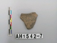 藏品(灰色素面夾砂陶片)的圖片